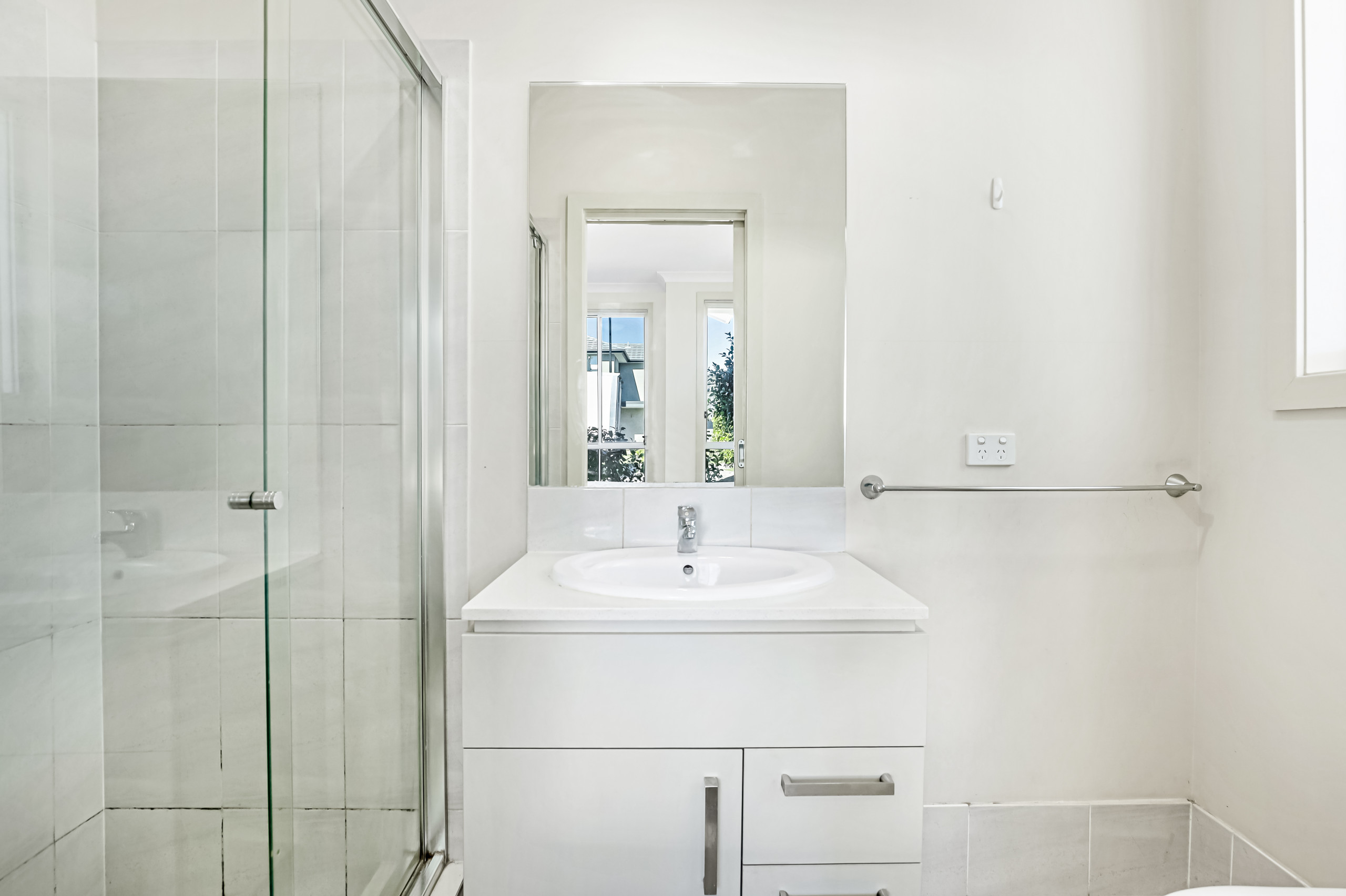 12 Treacy Avenue, Middleton Grange - Thumbnail 2