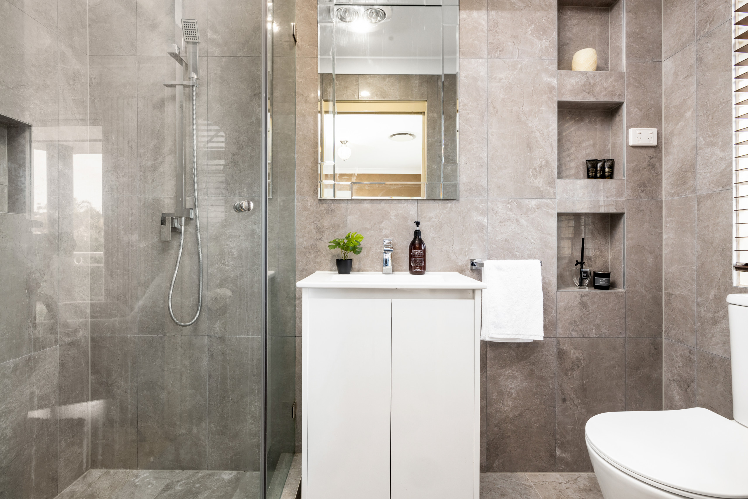 145 Edinburgh Circuit, Cecil Hills - Thumbnail 2