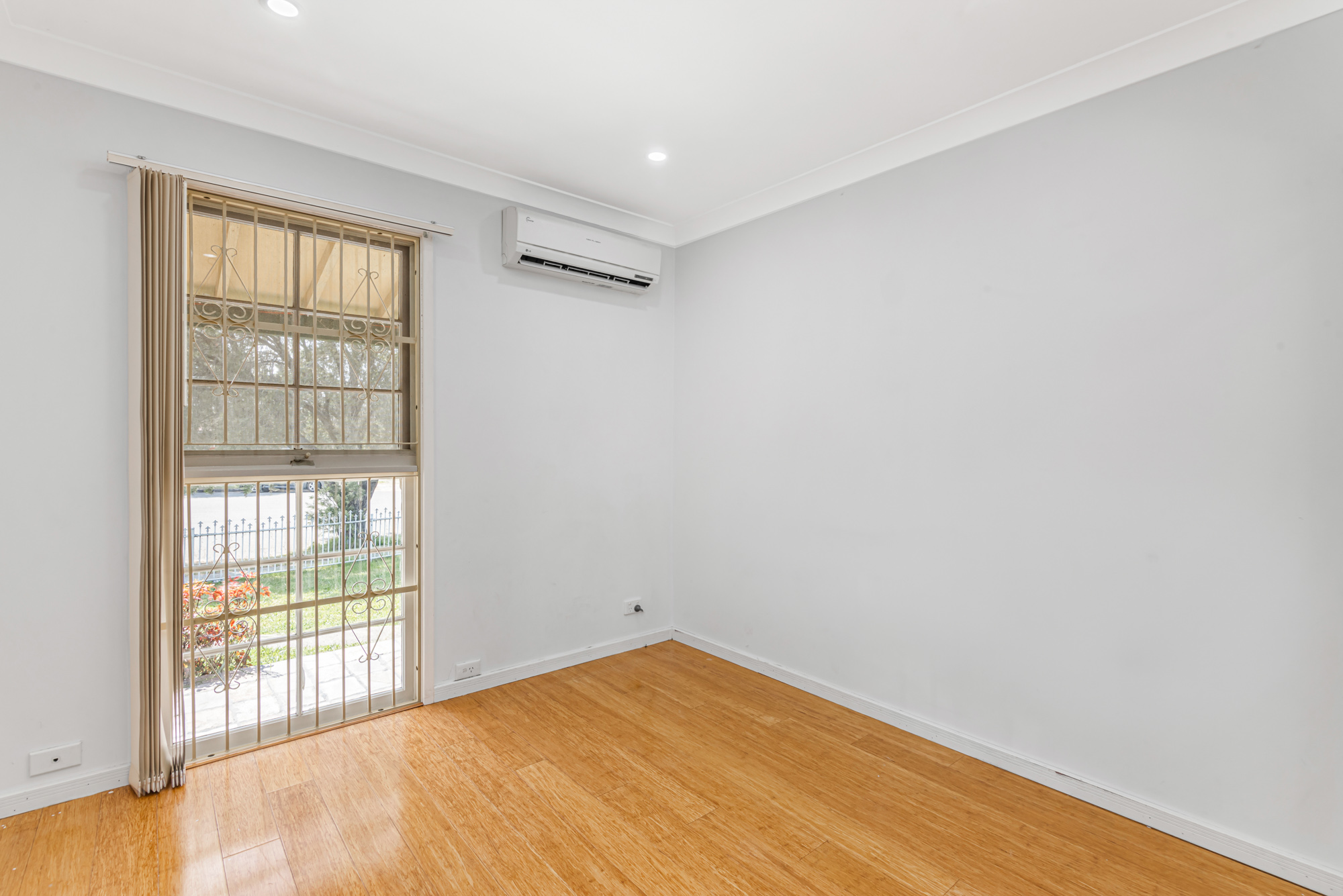 8 Coburg Place, St Johns Park - Thumbnail 4